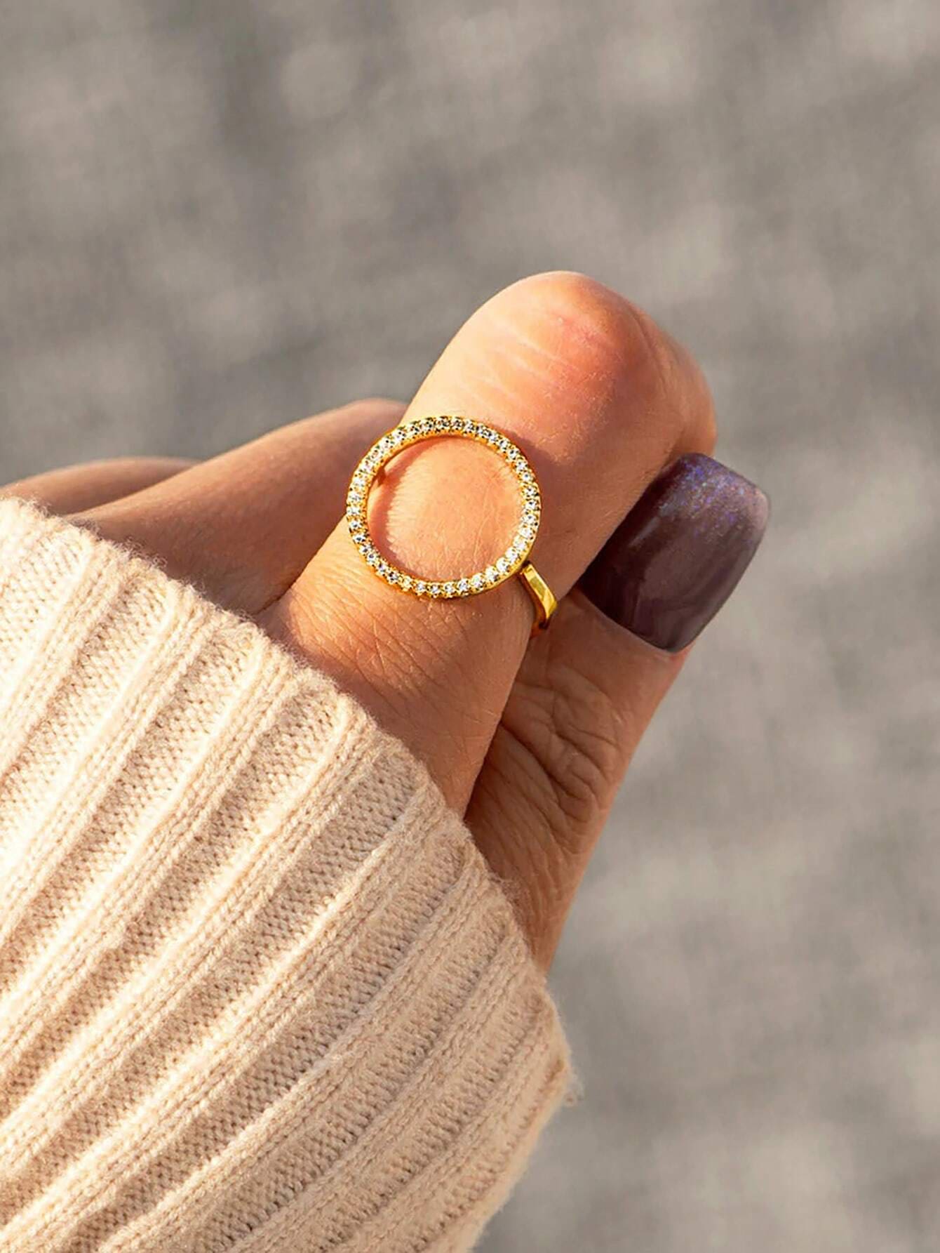 Tipo di stile:Anello circolare con diamanti pieni
