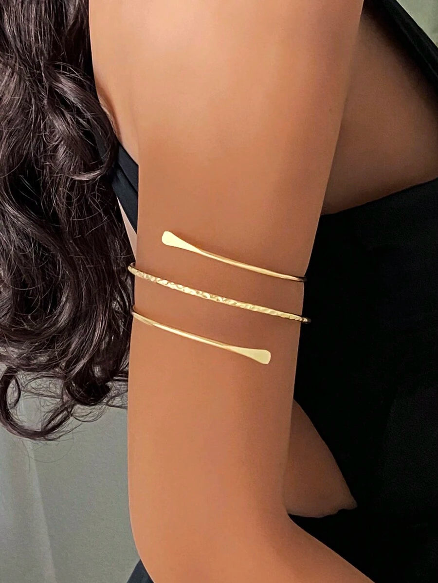 Colore:Bracciale dorato alla moda con curva semplice