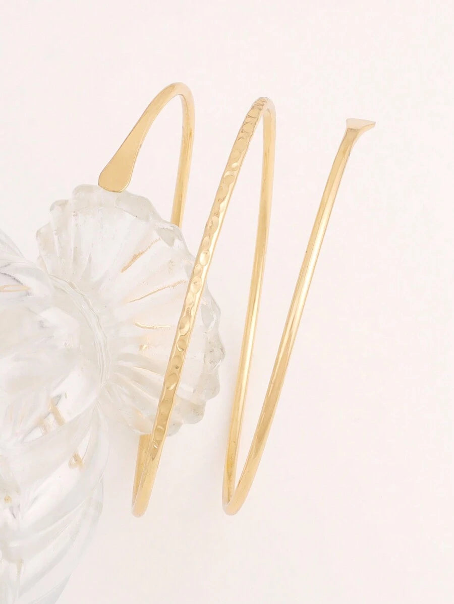 Colore:Bracciale dorato alla moda con curva semplice