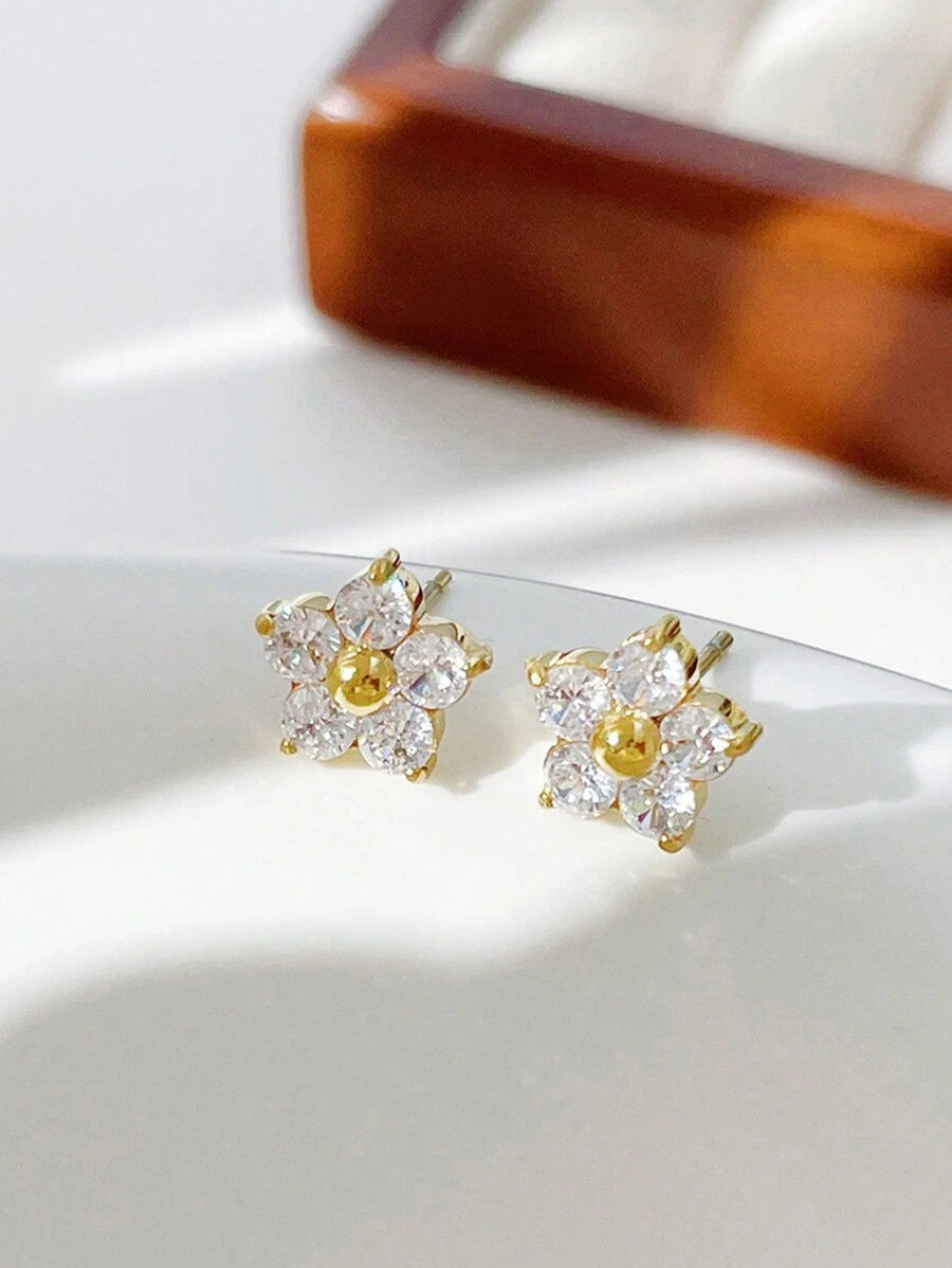 Tipo di stile:Set di sei orecchini a forma di fiore dorato a cinque foglie