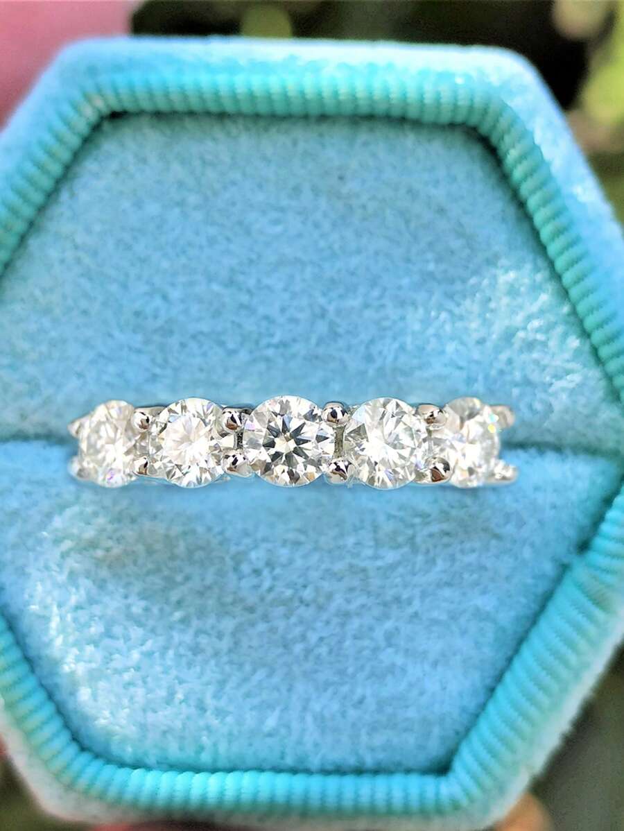 Tipo di stile:anello con cinque diamanti