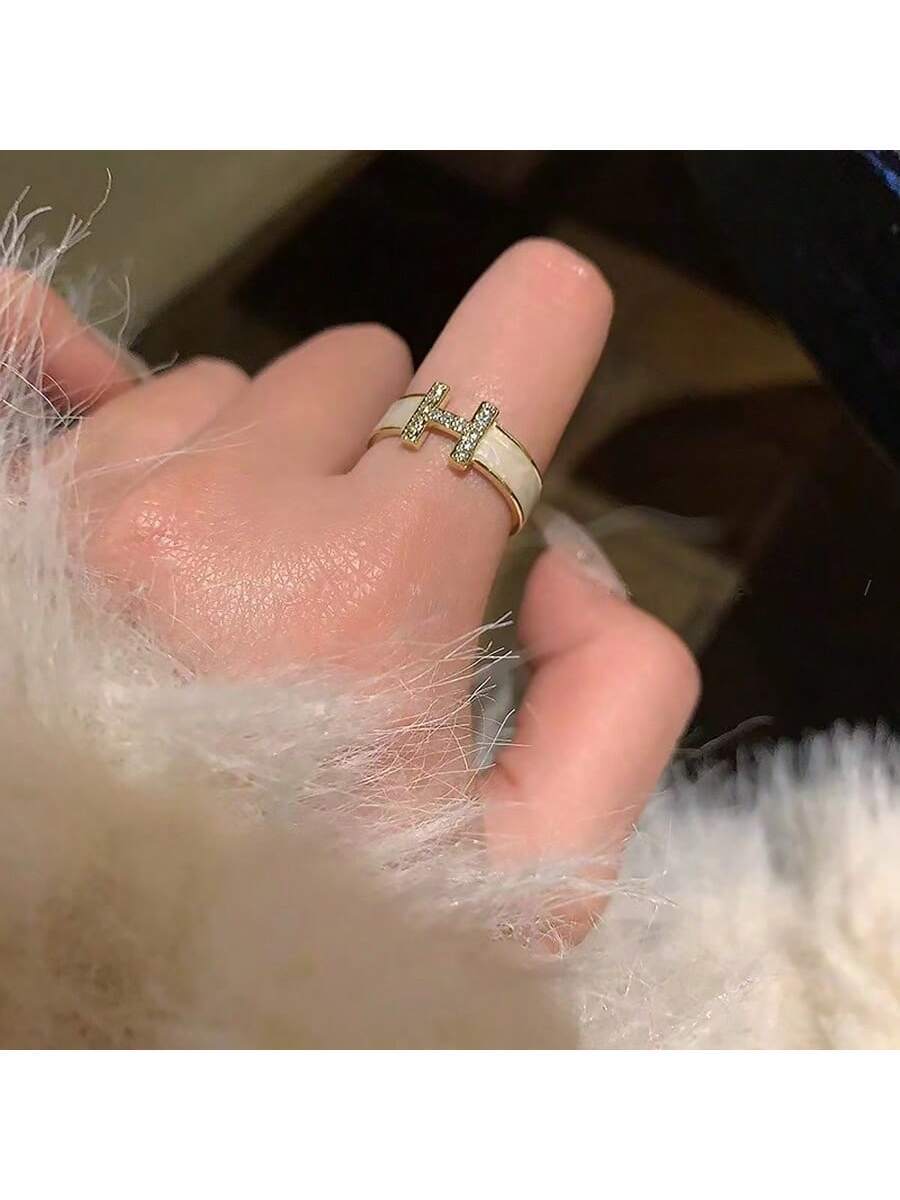 Tipo di stile:Anello con lettera H