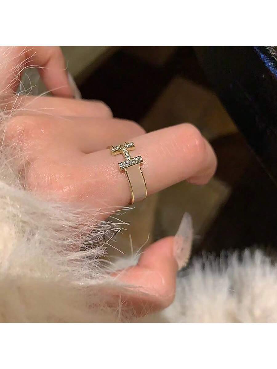 Tipo di stile:Anello con lettera H