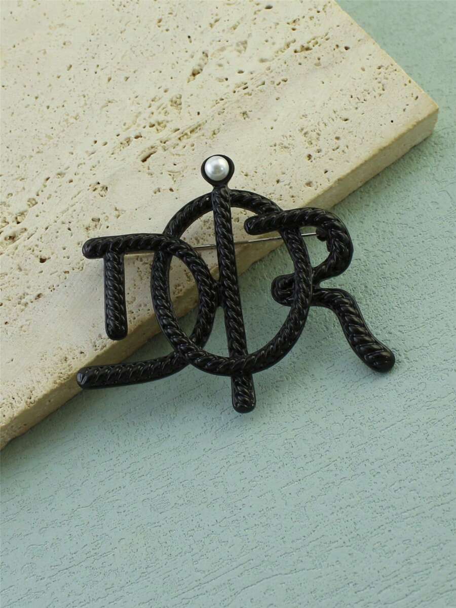 Tipo di stile:Spilla con lettera