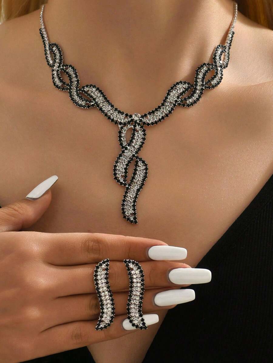 Colore:Set di collane in bianco e nero