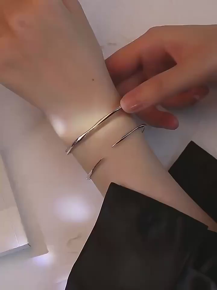 Bracciale a fascia in argento sterling con motivo a nastro mobius