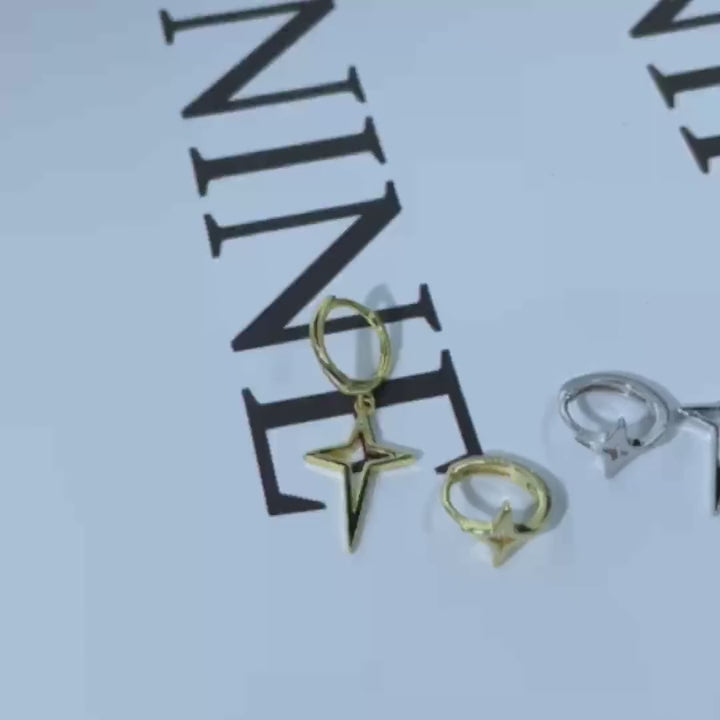 Un paio di orecchini asimmetrici in argento 925, di forma a stella a quattro punte liscia, adatti per uomo e donna per uso quotidiano casual, o come regalo per figlie e nipoti per le vacanze