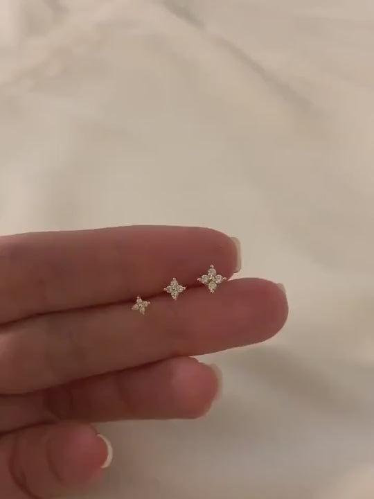 1 pezzo elegante piccolo orecchino a fiore in argento sterling 925 ipoallergenico con quadrifoglio dorato, orecchino a bottone con retro piatto adatto per tragus, elice o cartilagine, ideale per uso quotidiano delle donne