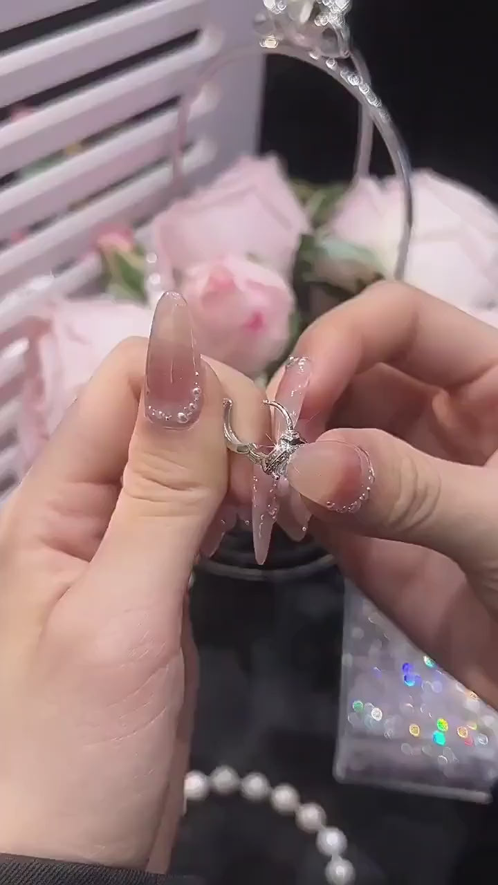 Un paio di orecchini al moissanite con certificato gra, colore d e purezza vvs, da 1 carato in totale per le donne, adatti per le commutes quotidiane, festival e feste. la pietra principale e un singolo moissanite da 0.5 carati con una brillantezza