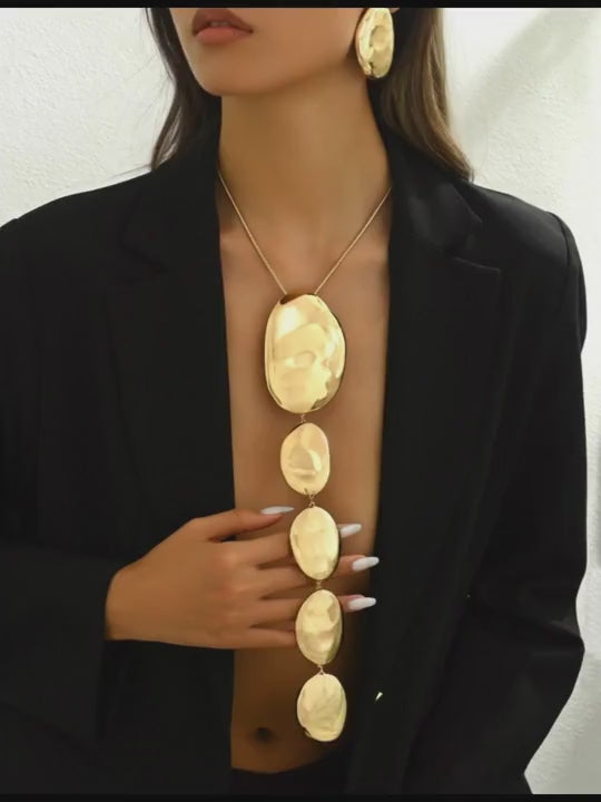 Set di 2 pezzi di gioielli, collana pendente e orecchini geometrici asimmetrici di dimensioni graduate con texture martellata metallica, set di gioielli unici di persona, collana a serpente, collana y, accessorio per abito da sera e da festa
