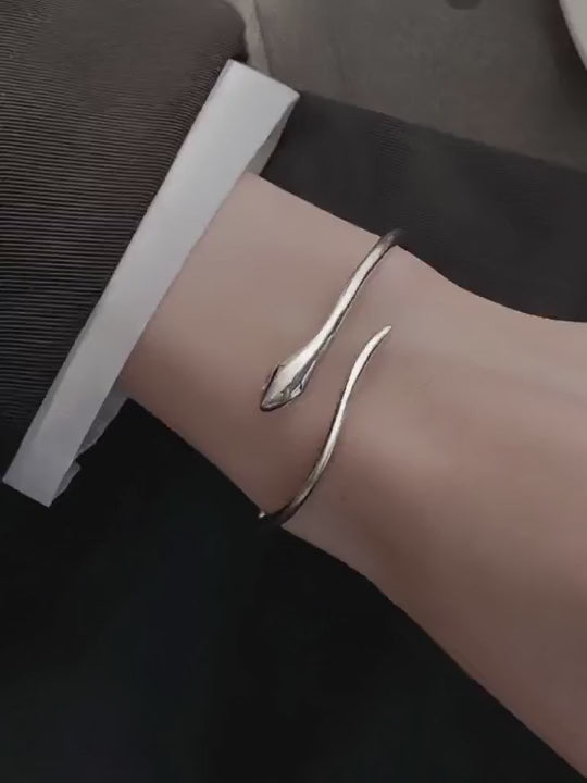 Braccialetto in argento sterling con piccolo serpente agile, design semplice e lucido, bracciale aperto di alta qualita, di temperamento lussuoso e versatile, gioiello da donna