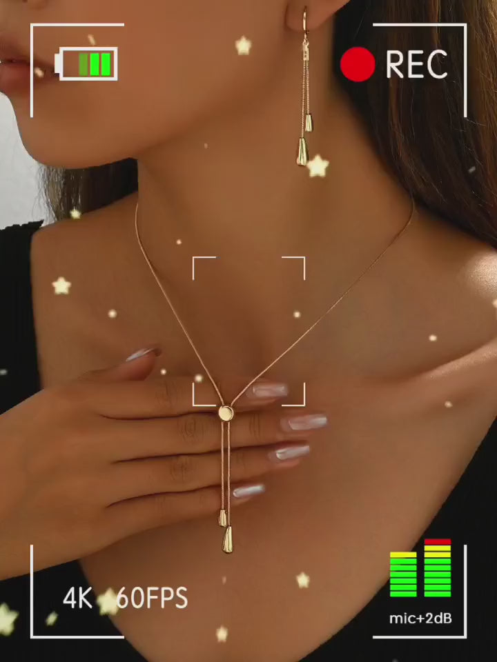 Set di 2 pezzi di gioielli alla moda in oro - include 1 collana con catena a forma di osso di serpente regolabile in lunghezza con pendente a goccia d'acqua e 1 paio di orecchini pendenti abbinati con catena a forma di osso di serpente e goccia d'acqua,